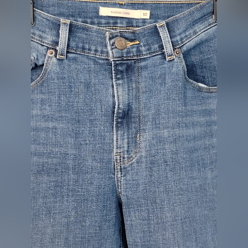 Levi Strauss & CO Classic Capri Jeans Size 10 - Picture 4 of 11